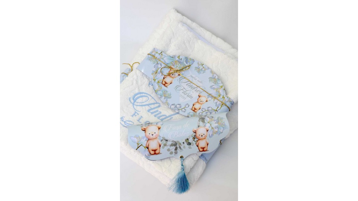 Trusou de botez cu eucalipt si ursuleti pe fundal bleu mint Little Blue Bear 3